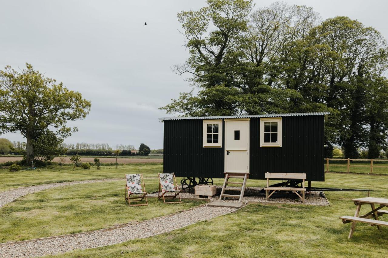 The Shepherds Huts & The Well Lodge At Ormesby Manor Ormesby Saint Michael Exterior foto