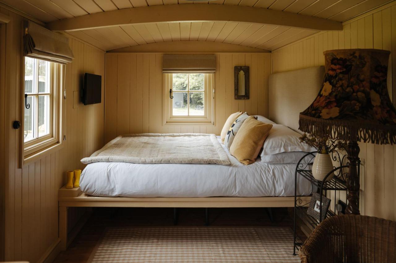 The Shepherds Huts & The Well Lodge At Ormesby Manor Ormesby Saint Michael Exterior foto