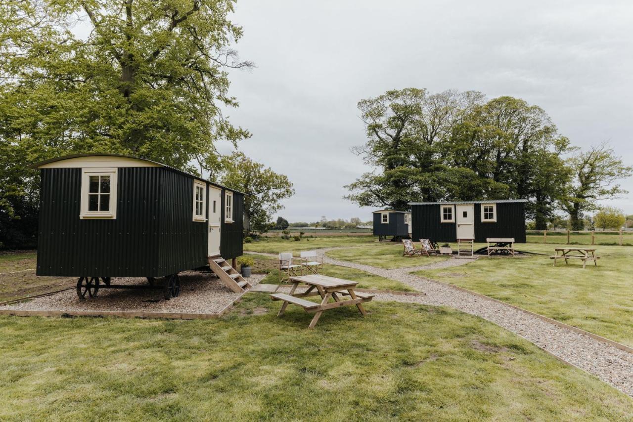 The Shepherds Huts & The Well Lodge At Ormesby Manor Ormesby Saint Michael Exterior foto